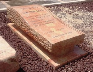 מצבת גרניט עם עיטורים בתוך האבן