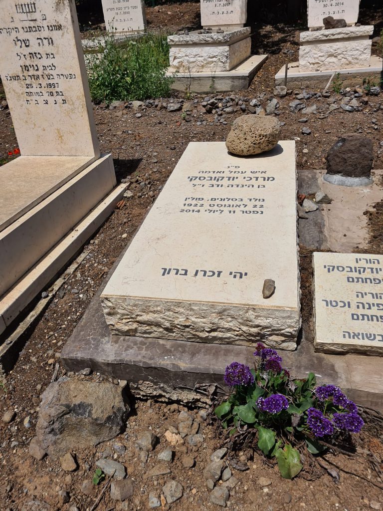 למה אנשים שמים אבן על קבר