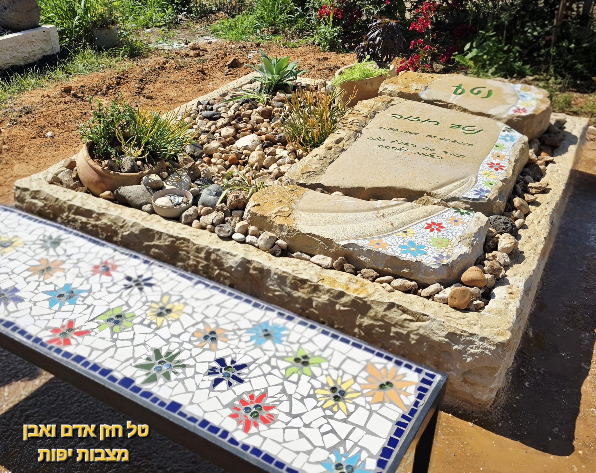 פסיפס למצבה עם עיטור פרחים צבעוניים בעבודת יד